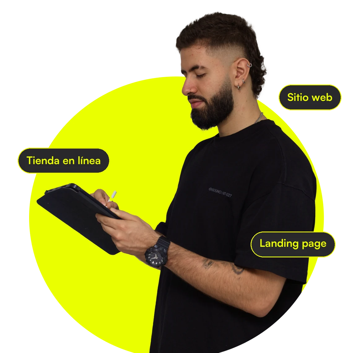 Juan Esteban Vásquez, diseñador de páginas web, trabajando en una tablet