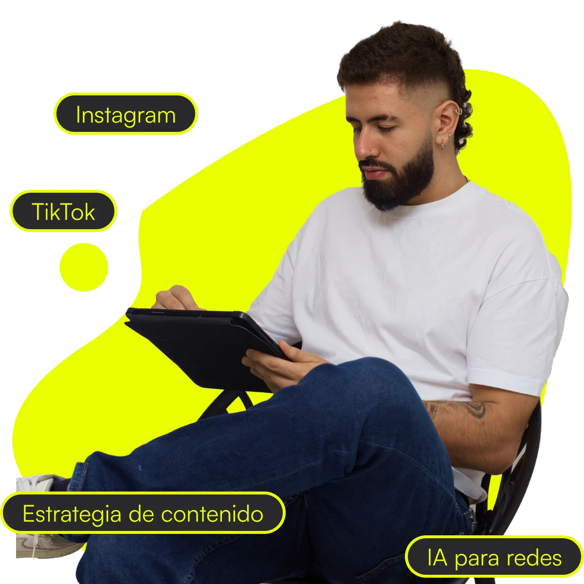 Juanes con una tablet