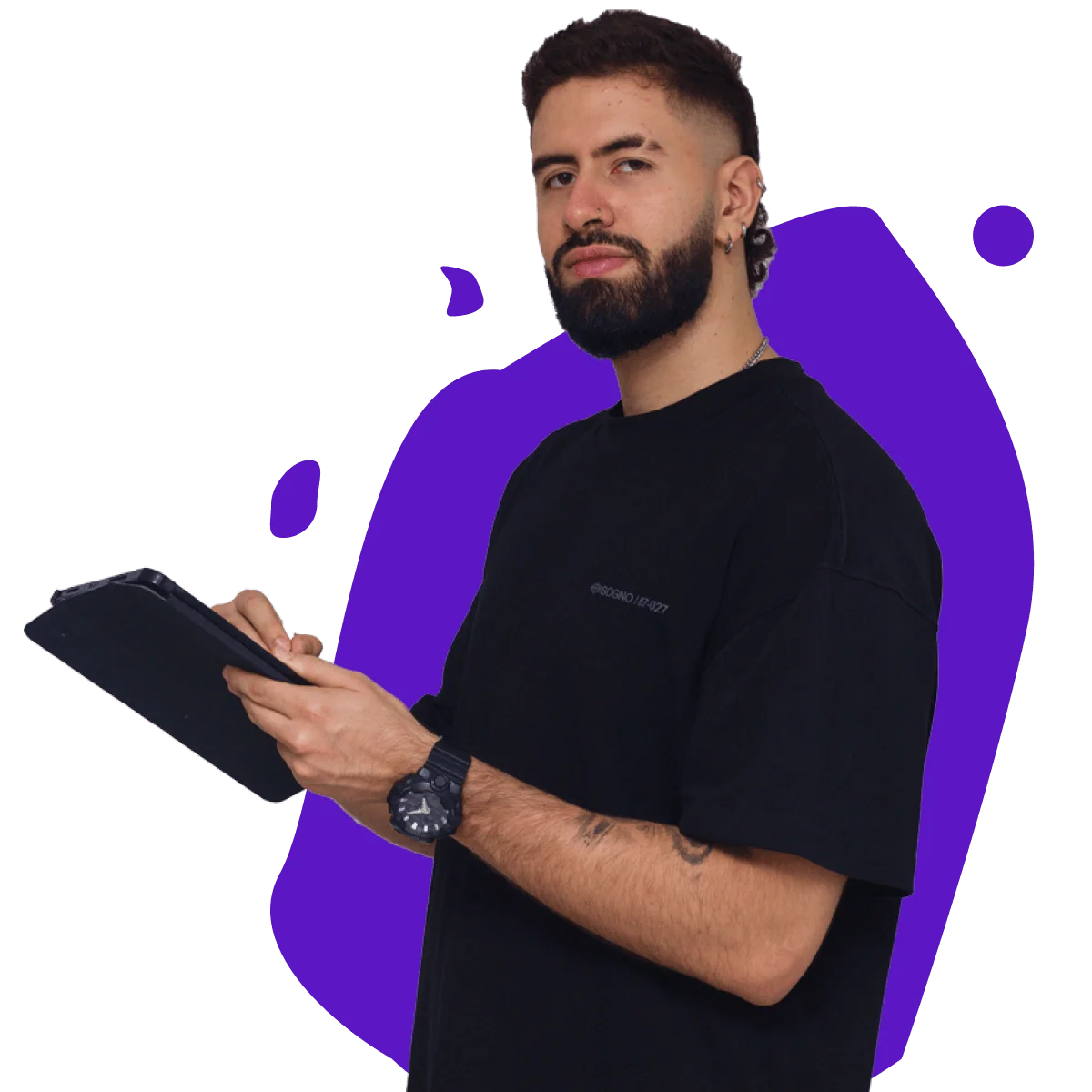 Juanes Digital con una tableta en la mano